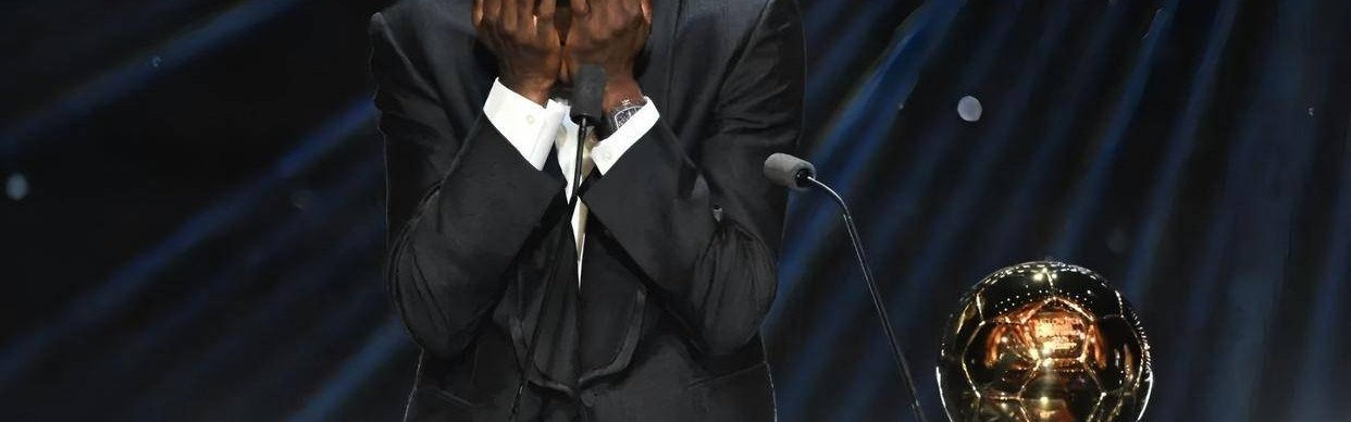 拉菲尼亚拒绝领奖，金球奖信任崩塌，贝林厄姆空降引巴西球员发声