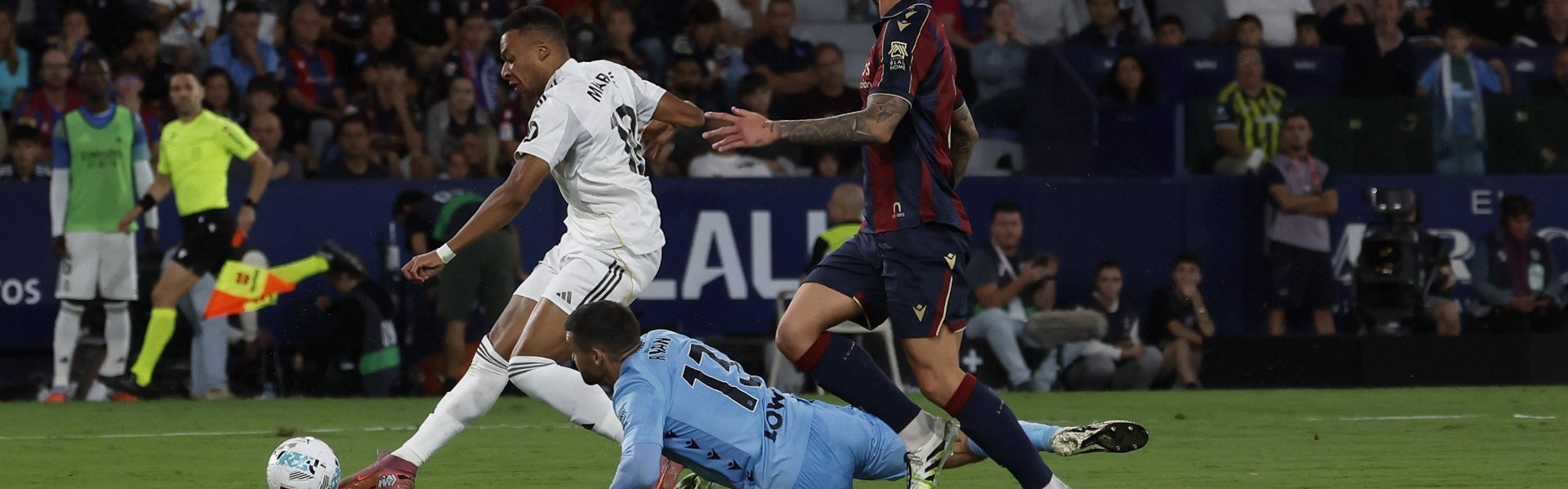 姆巴佩杀疯了：2分钟双响西甲40战38球！搂着阿隆索笑开花