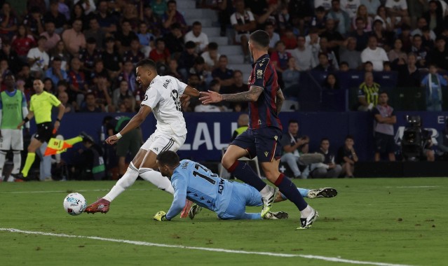 姆巴佩杀疯了：2分钟双响西甲40战38球！搂着阿隆索笑开花