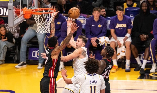 东契奇三双里夫斯26+11 湖人浇灭热火喜迎3连胜